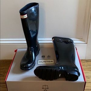 Kids size 5 Hunter Glossy Boats